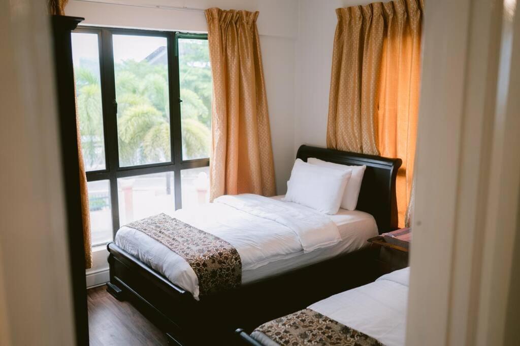 Petronella A1 Marina Court *